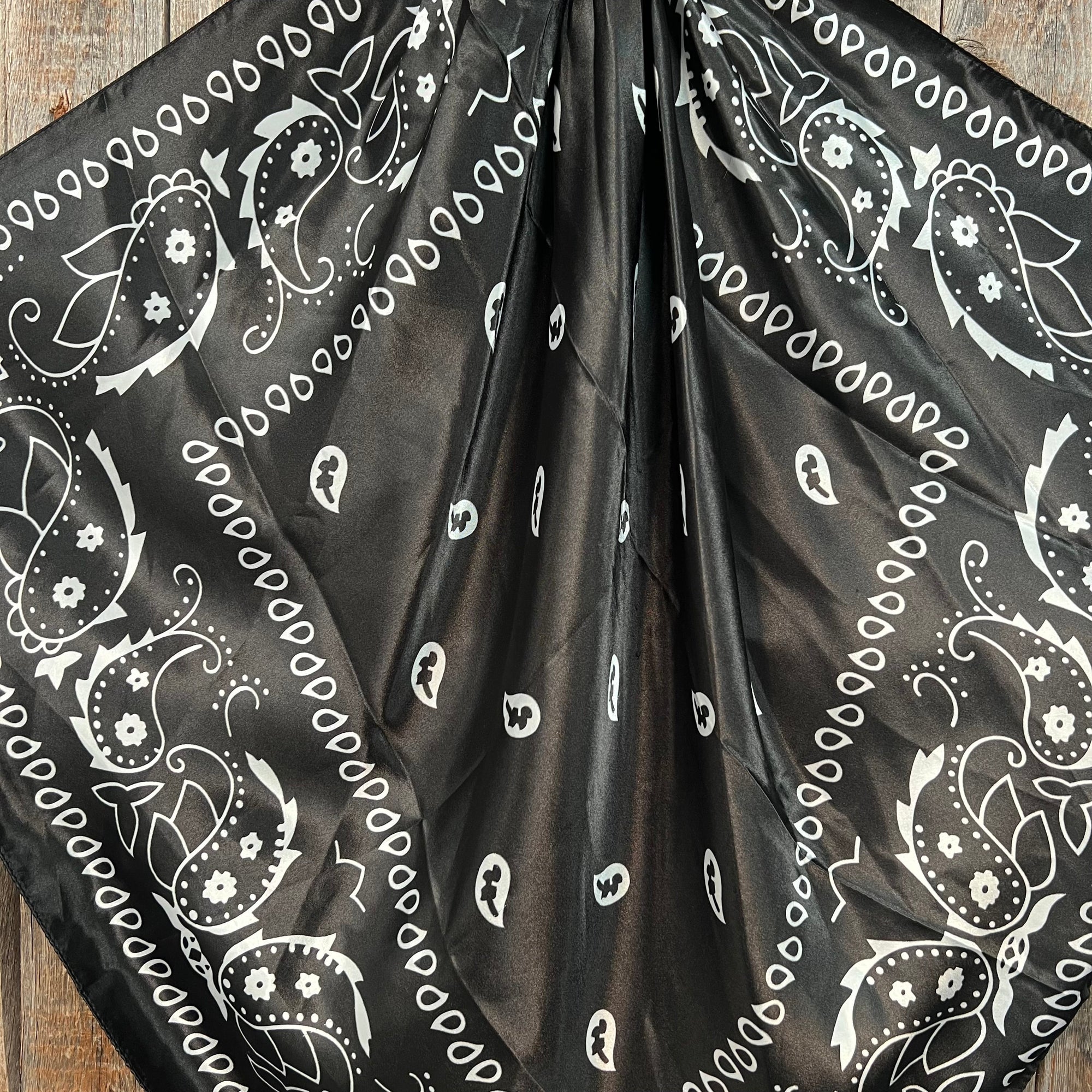 35X35"  Black & White Paisley Wild Rag / Scarf WR3411