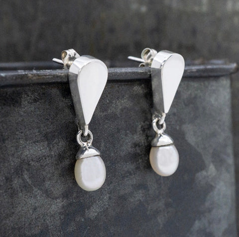 INVERTED TEARDROP EARRING W/ PEARL DANGLE