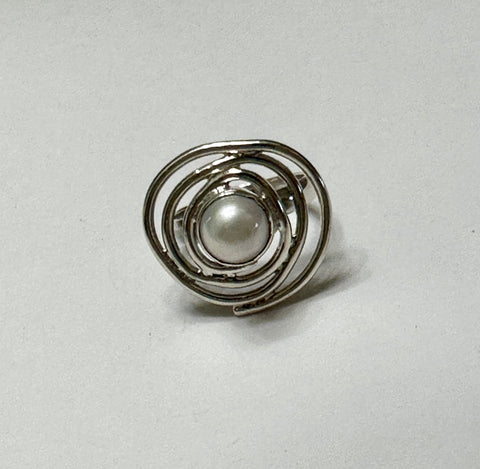 SWIRL RING W/ PEARL