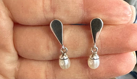 INVERTED TEARDROP EARRING W/ PEARL DANGLE
