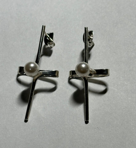 MODERN CROSS WITH PEARL EARRING