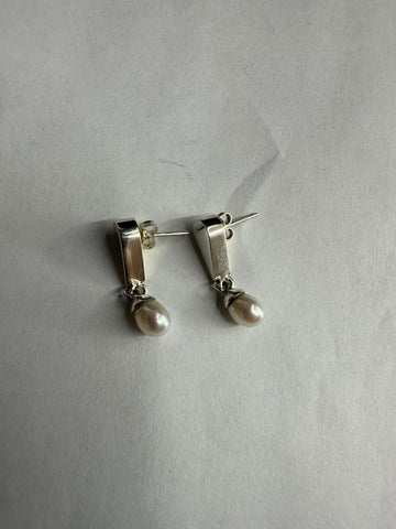 INVERTED TEARDROP EARRING W/ PEARL DANGLE