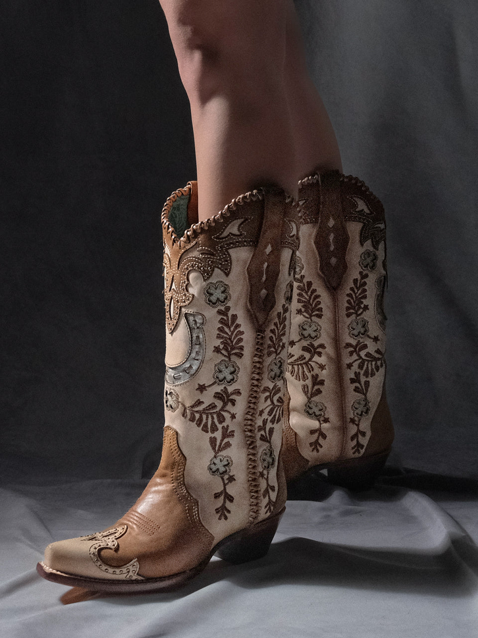 A4863 - WOMEN&#39;S HONEY HORSESHOE OVERLAY EMBROIDERY STUDS HANDWOVEN SNIP TOE COWBOY BOOT