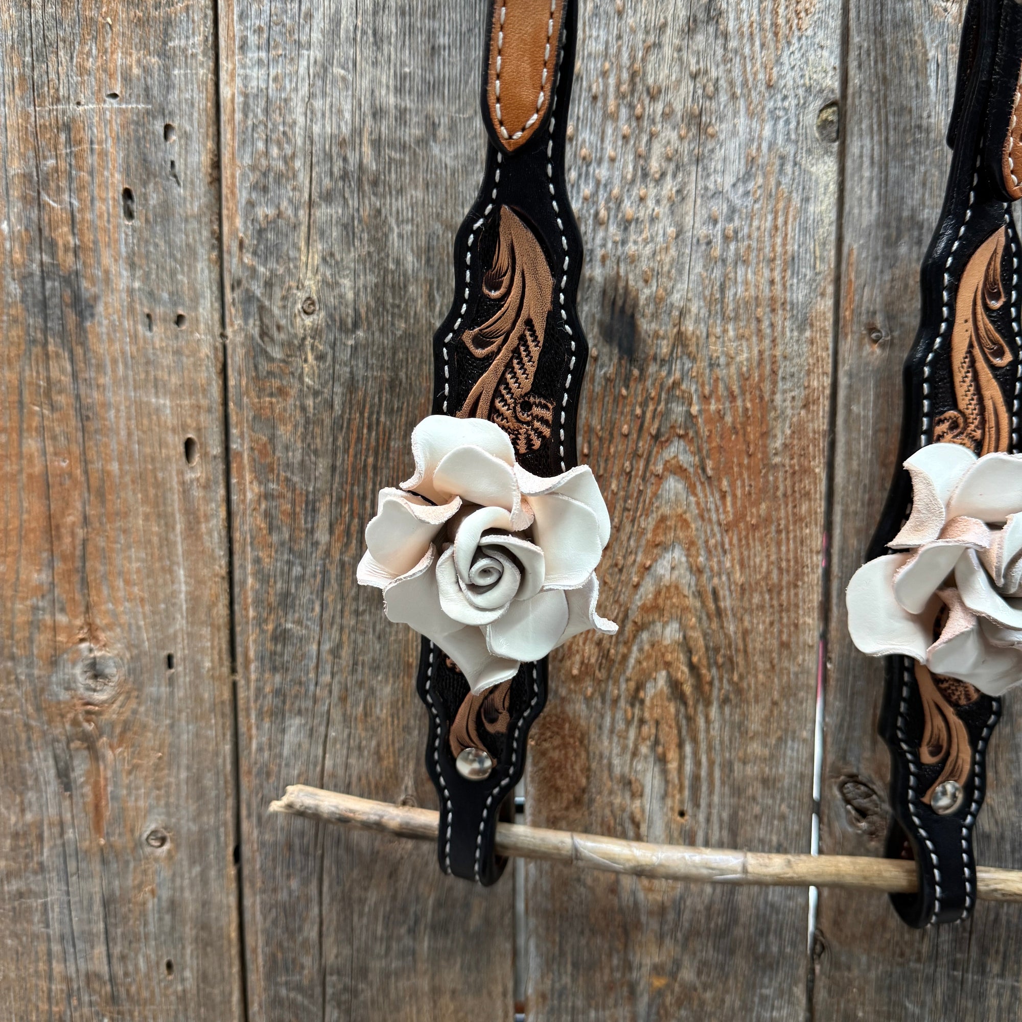 Two Tone Floral Triangle White Rose One Ear / Gladiator Breastcollar Tack Set 