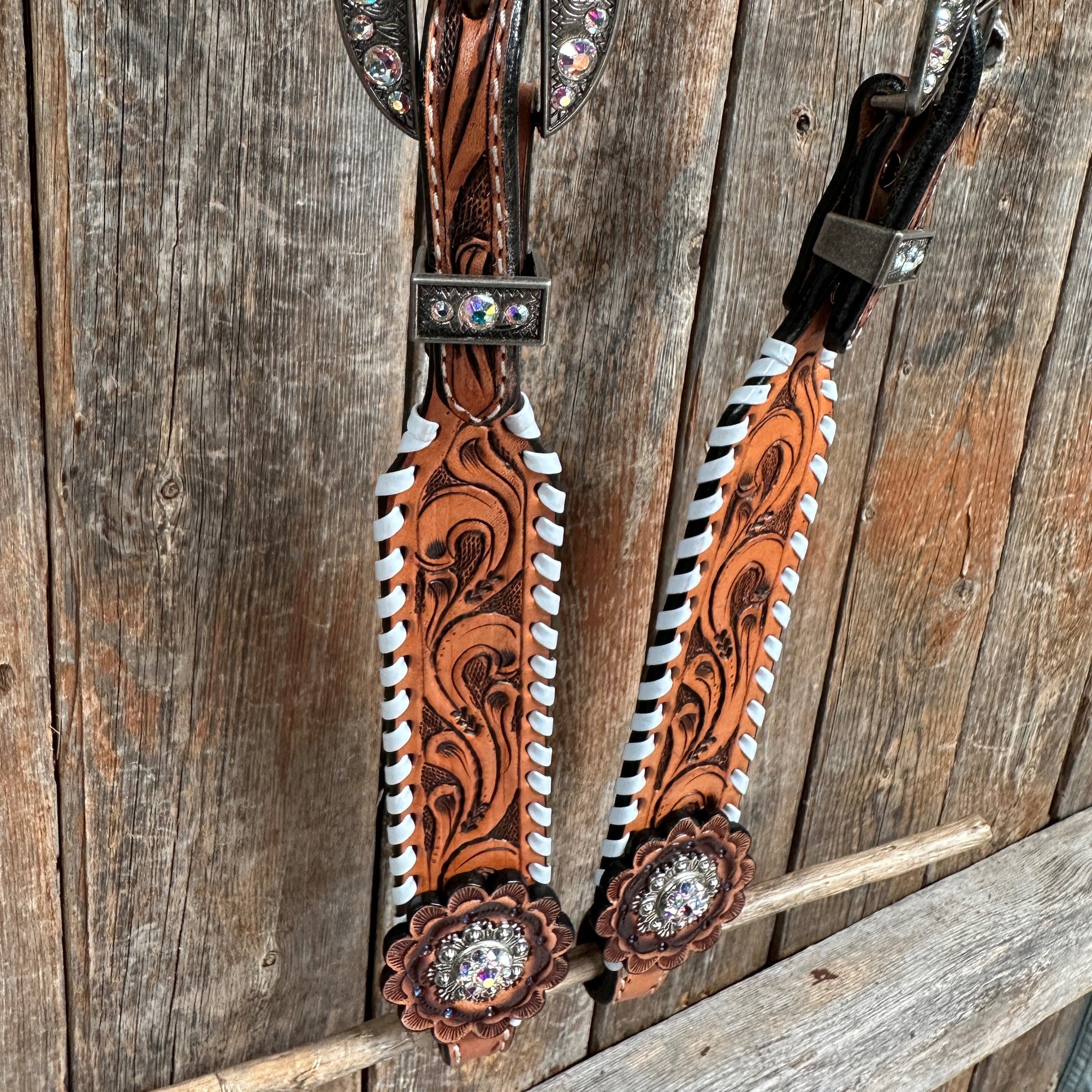 Light Oil Whipstitch Clear and Rosettes One Ear/ Breastcollar Tack Set 