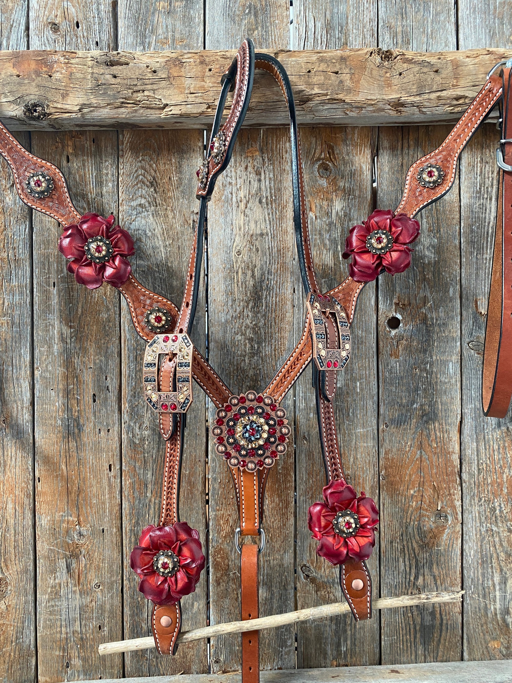 Light Oil Basketweave Champagne and Red One Ear &amp; Breastcollar Tack Set 